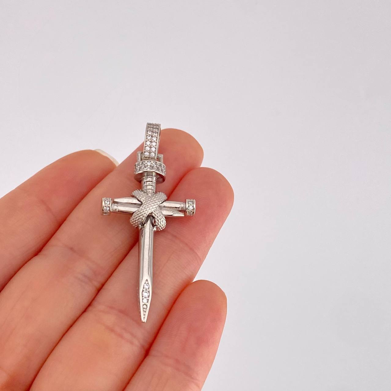Dije Cruz Clavo 5.4g / 1 3/4 in Oro Blanco 18K