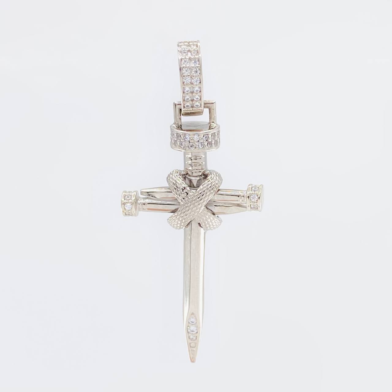 Dije Cruz Clavo 5.4g / 1 3/4 in Oro Blanco 18K
