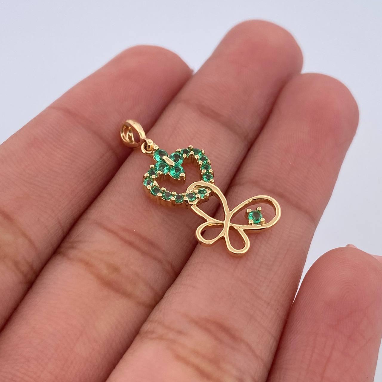 Dije Silueta Corazon Mariposa 1.35gr / 2.5cm / Esmeraldas 19 Pts Oro Amarillo 18K (Joya) &