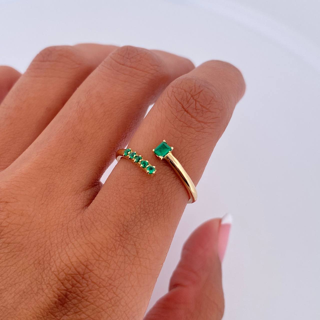 Hug Ring 2.05gr / T6 / Emeralds 22 Pts 18K Yellow Gold (Jewel) &