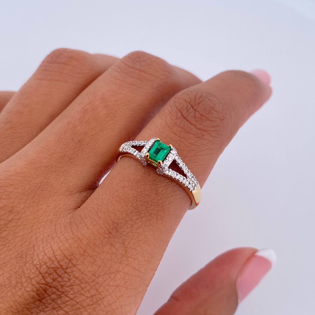 Bridge Ring 2.6gr / T6 3/4 / Emeralds 17 Pts Diamonds 15 Pts 18K Yellow Gold (Jewel) &