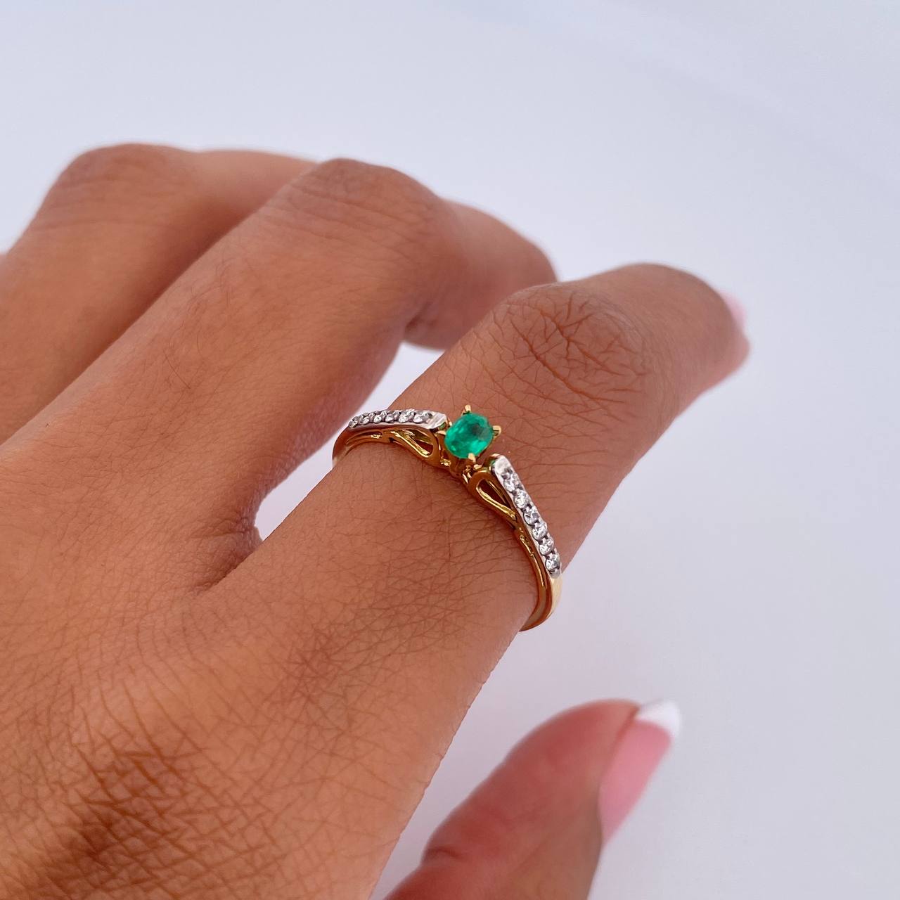 Ring Solitaire Churumbela 1.25gr / Size 6 3/4 / Emeralds 13 Pts Diamonds 11 Pts Two Yellows Whites 18K Gold (Jewel) &