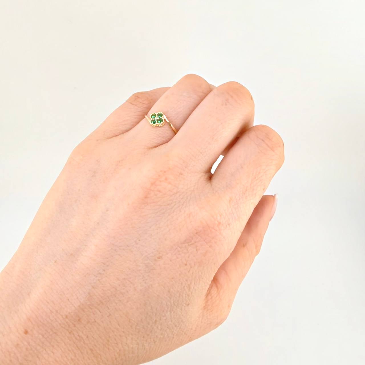 Anillo Flor Trebol 1.1 g / T5 1/2 Oro Amarillo 18K