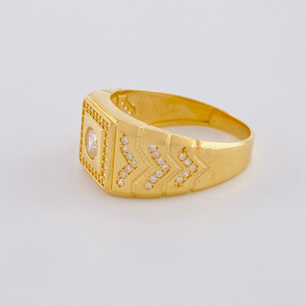 Square Ring with Descending Arrows 5.95 g / T10 18K Yellow Gold