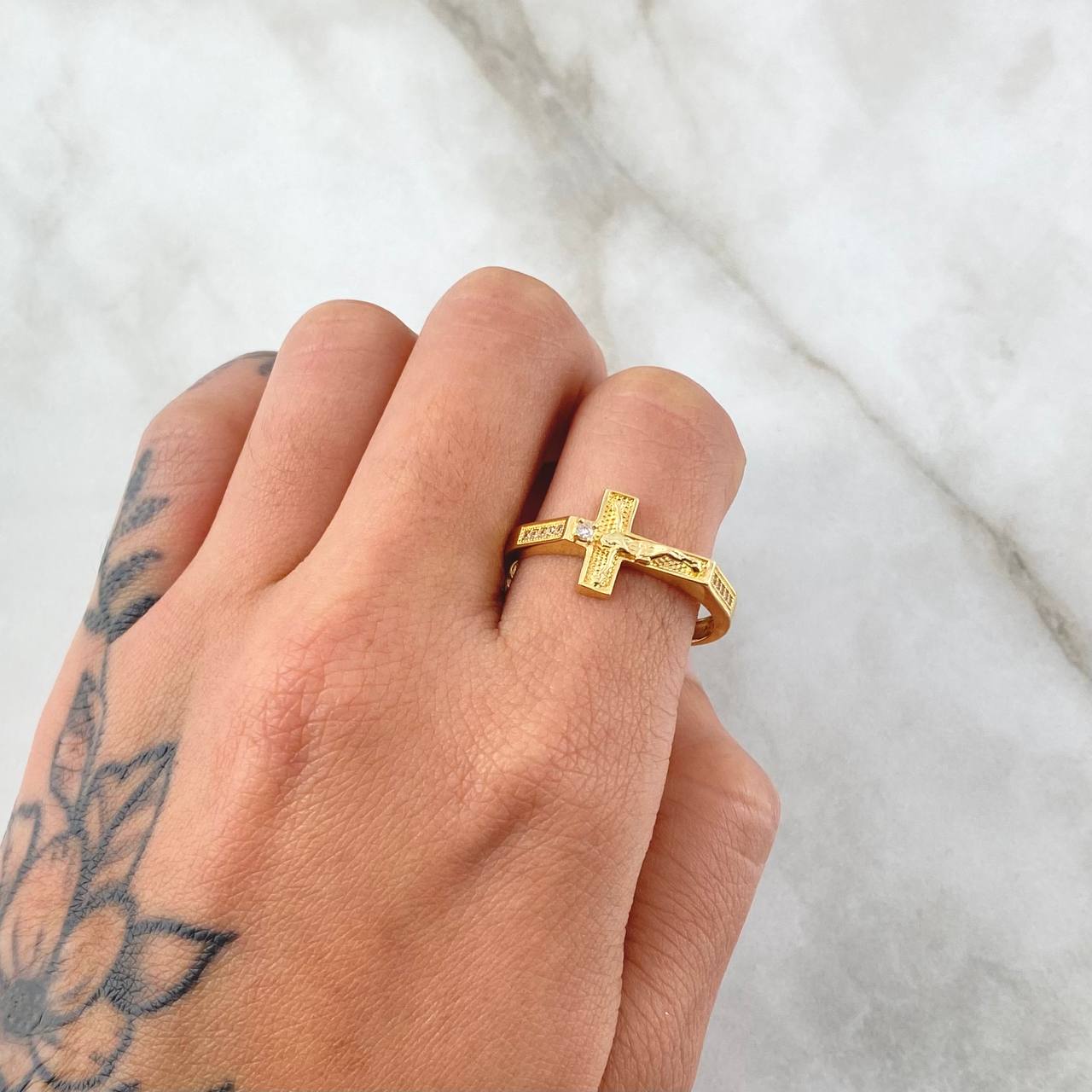 Anillo Cruz Cristo Recto Texturazado 3.4gr / T10 1/2 / Circones Blancos Oro Amarillo 18K