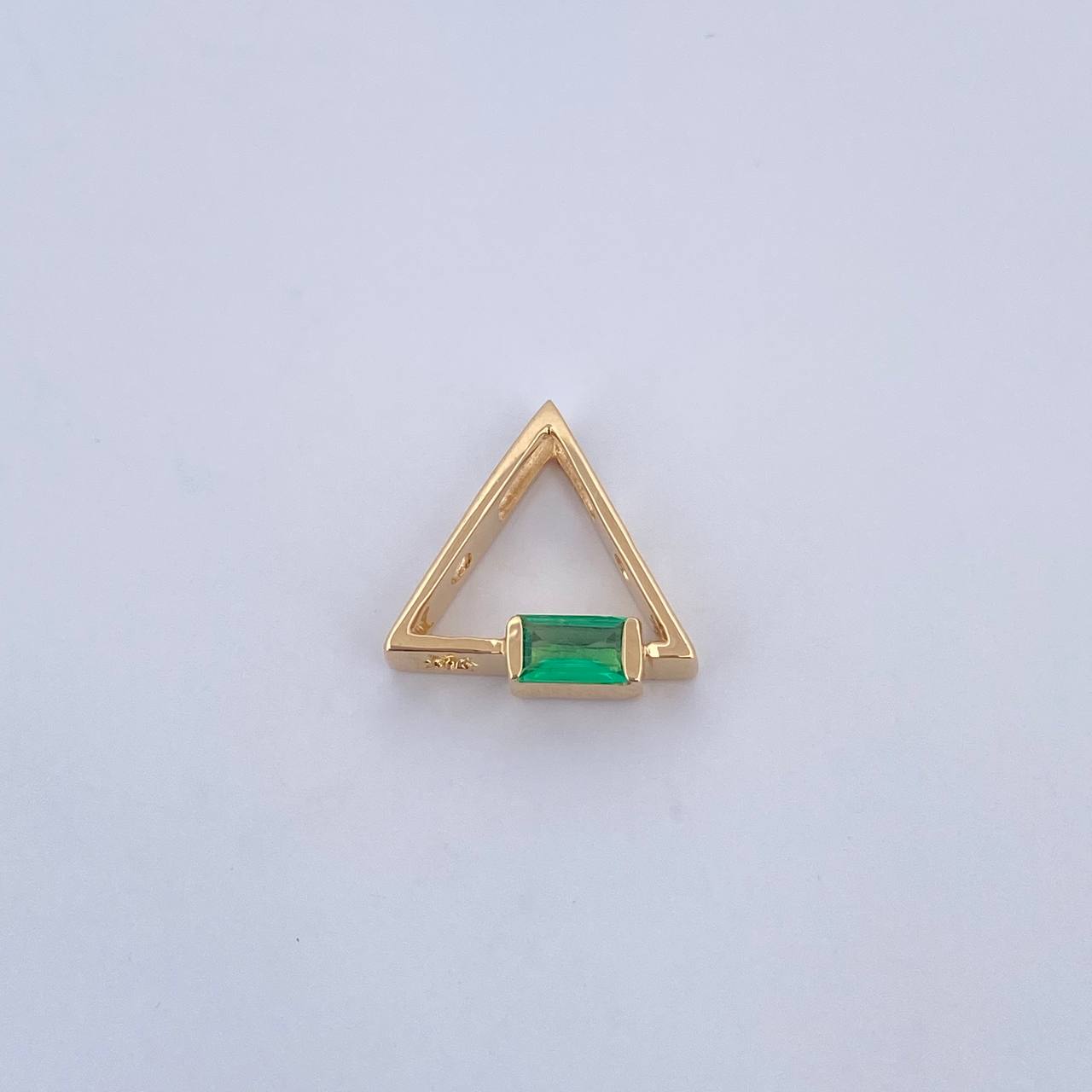 Dije Piramide 1.55gr / 1.3cm / Esmeraldas 19 Pts Oro Amarillo 18K (Joya) &