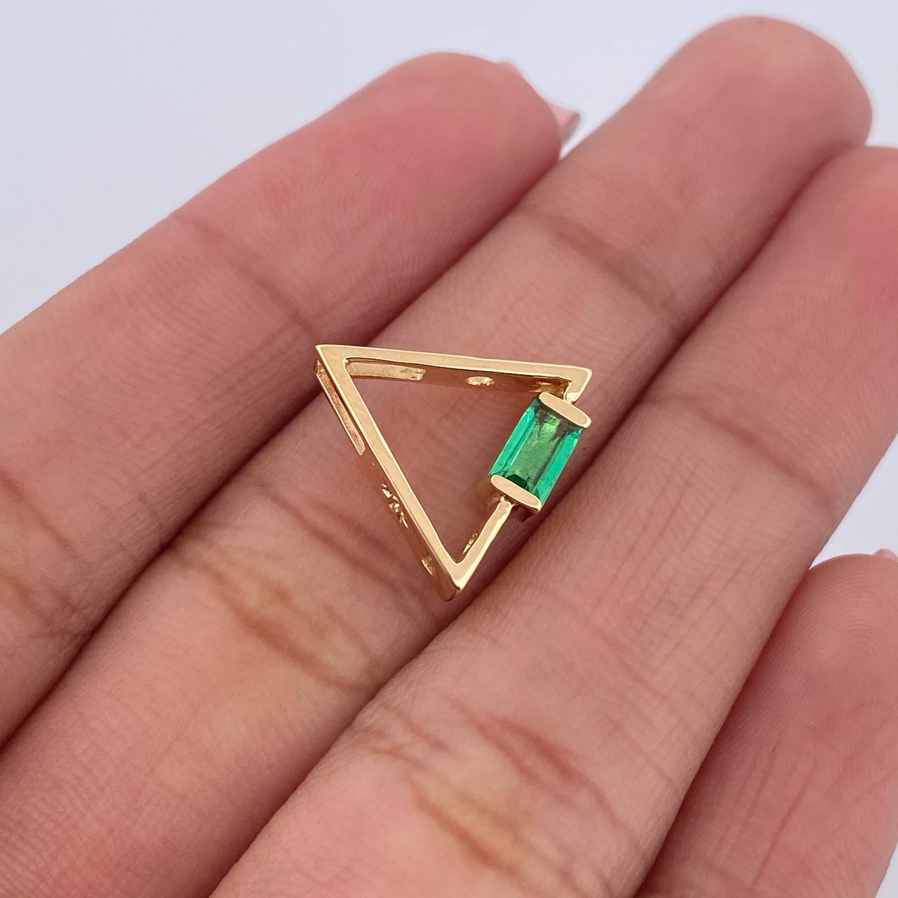 Dije Piramide 1.55gr / 1.3cm / Esmeraldas 19 Pts Oro Amarillo 18K (Joya) &