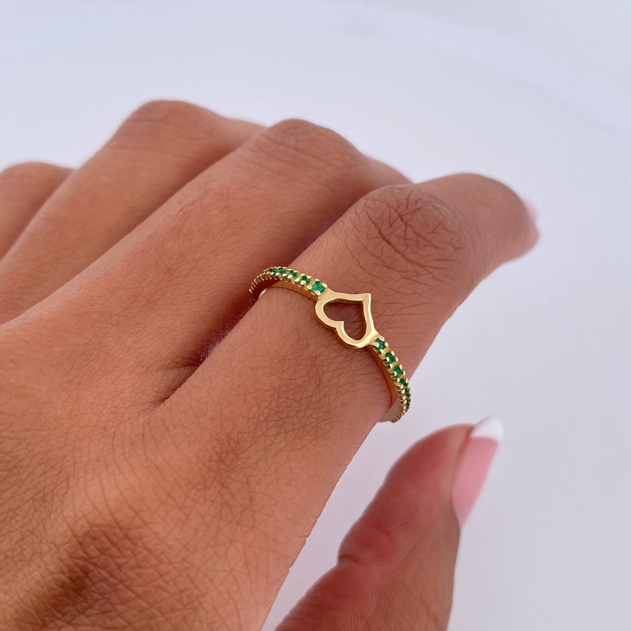 Heart Silhouette Ring 1.45gr / Size 7 1/2 / Emeralds 16 Pts 18K Yellow Gold (Jewel) &