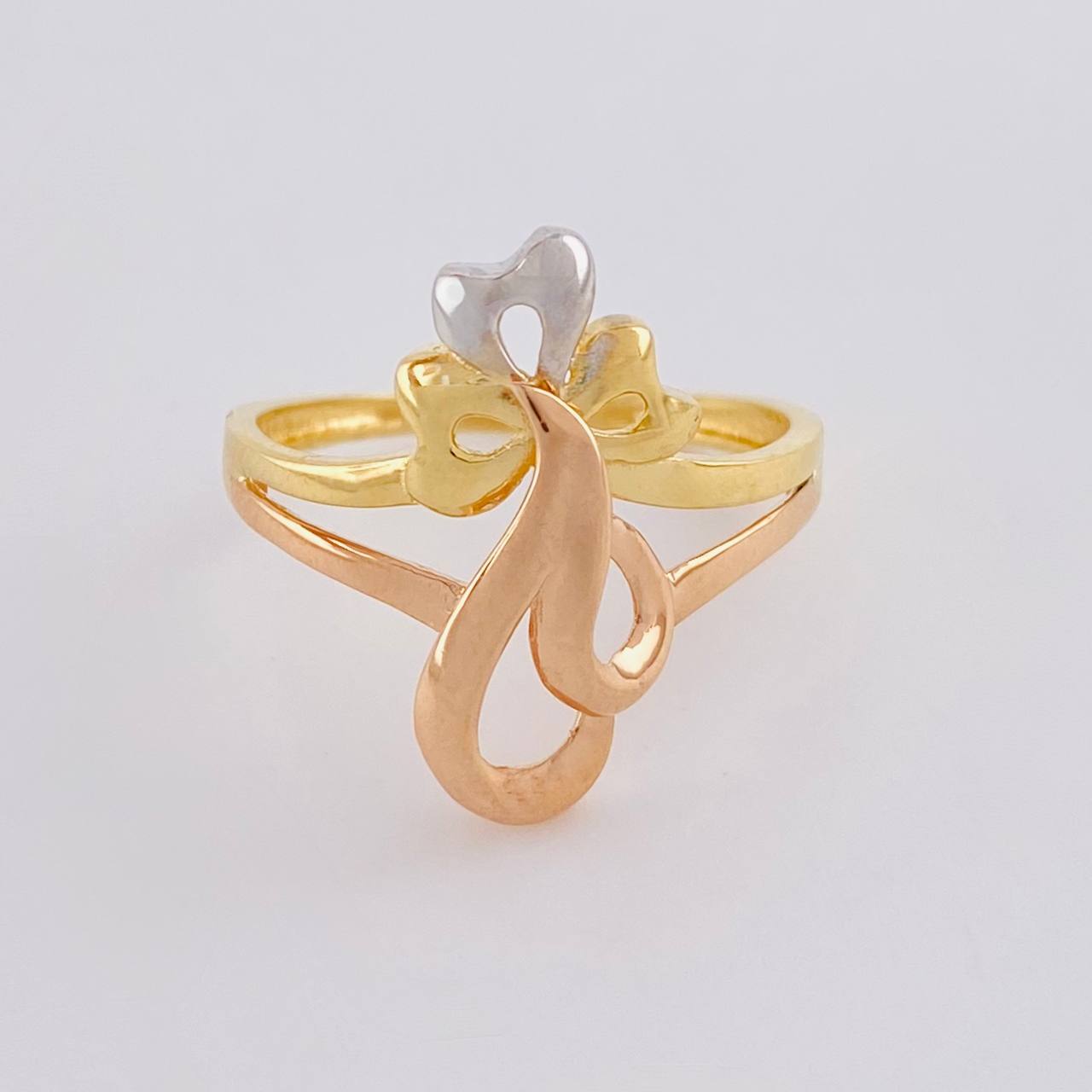 Anillo Moño Abstracto 2.7 g / T7 3/4 Tres Oros 18K