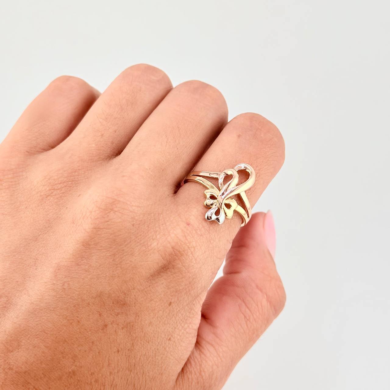 Anillo Moño Abstracto 2.7 g / T7 3/4 Tres Oros 18K