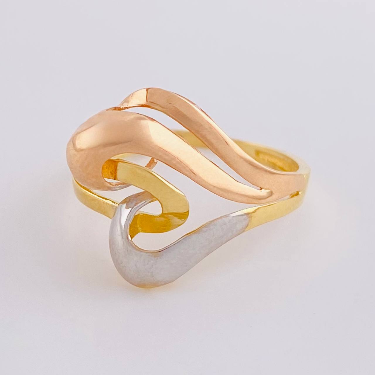 Anillo Corazón Lateral Abstracto 2.45 g / T7 Tres Oros 18K