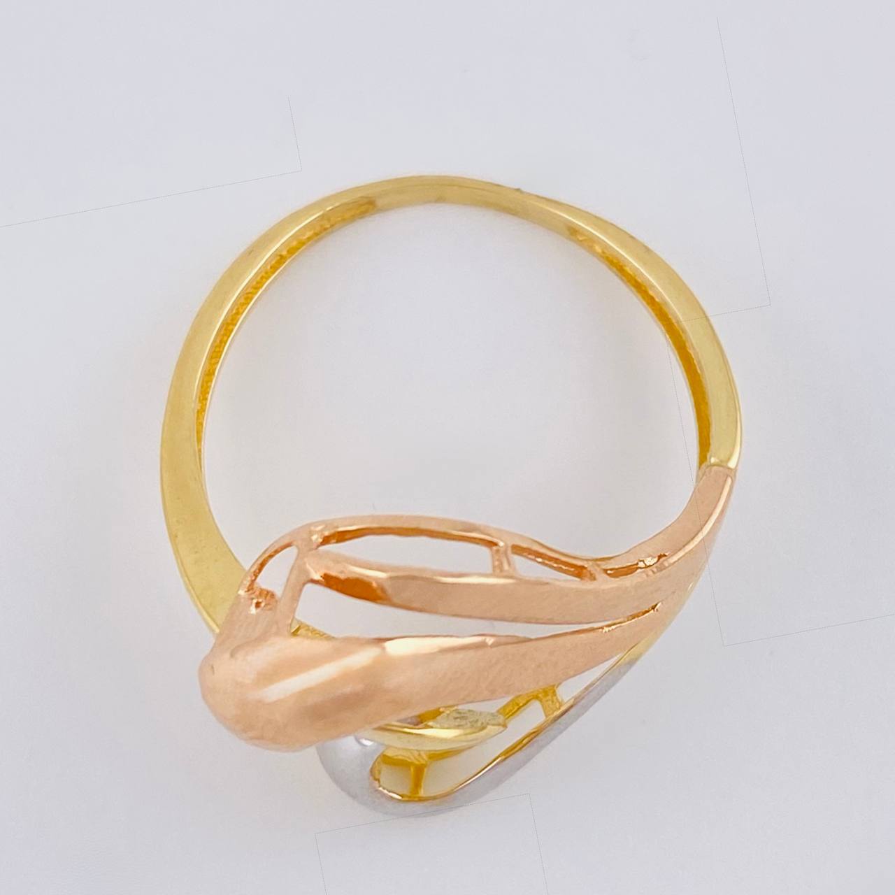 Anillo Corazón Lateral Abstracto 2.45 g / T7 Tres Oros 18K