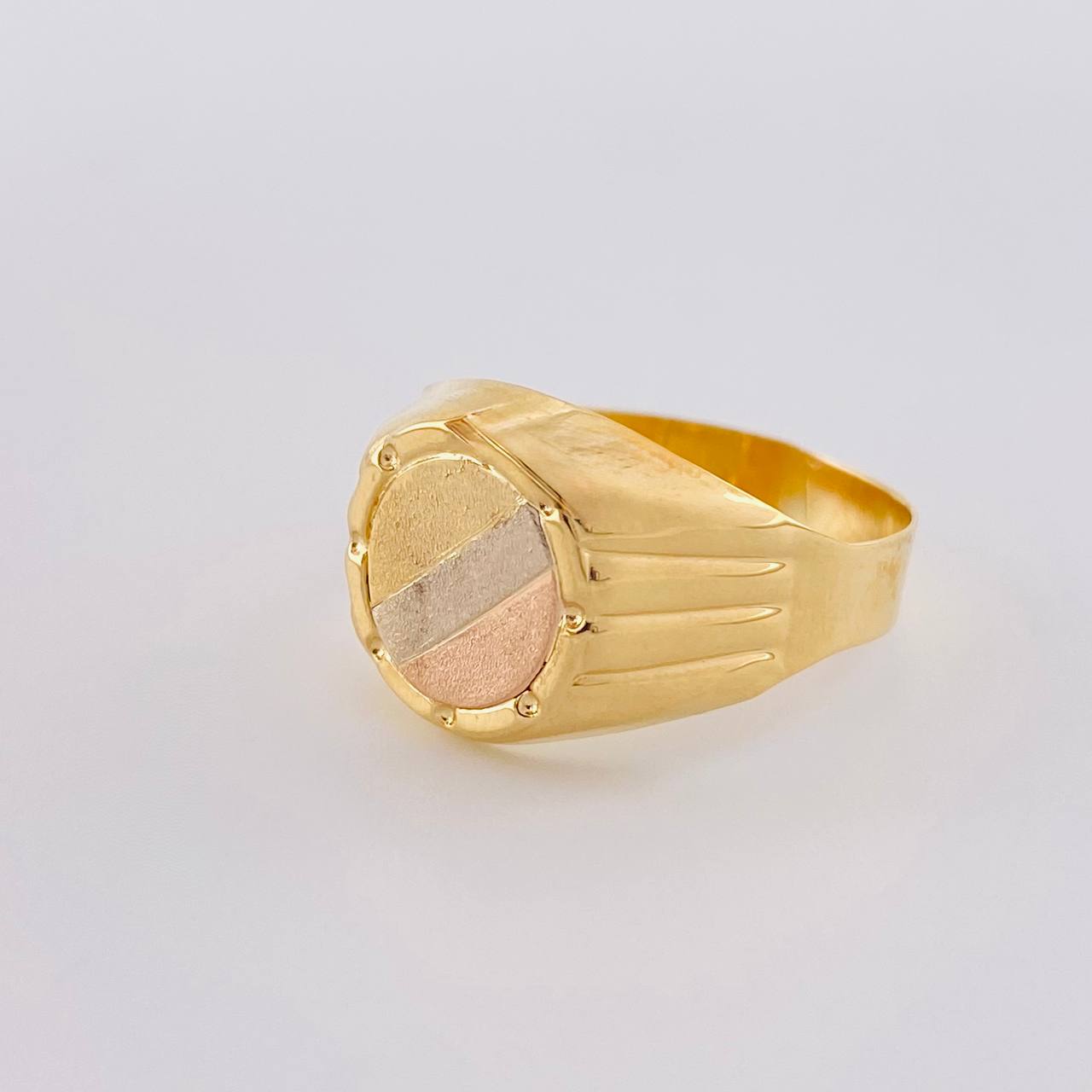 Anillo Sello Redondo Con Marco 3.05 g / T10 Tres Oros 18K