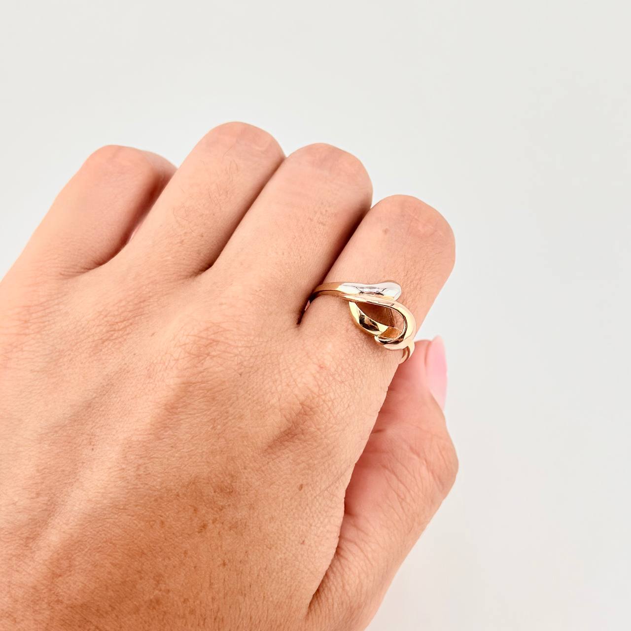 Anillo Olas Abstractas 2.3 g / T8 1/4 Tres Oros 18K