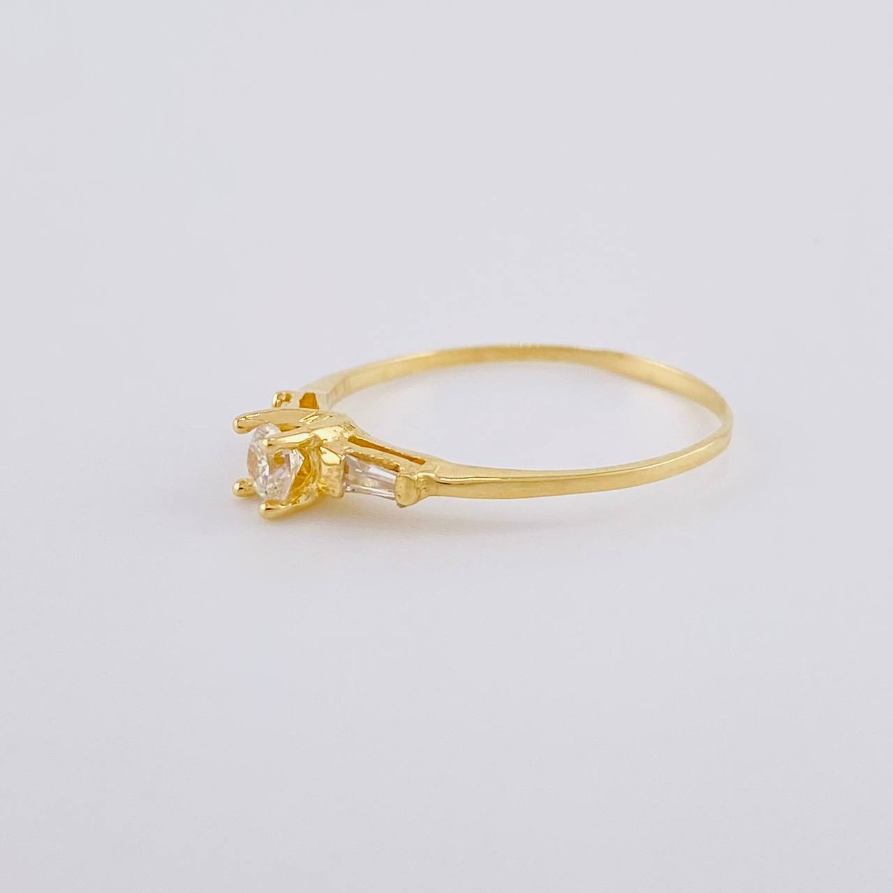 Anillo Solitario Chispas Cuadradas 1 g / T7 3/4 Oro Amarillo 18K