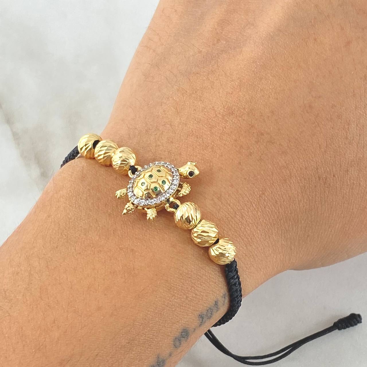 Pulsera Negra Herraje Tortuga Movil 3.65gr / Oro 18K ©