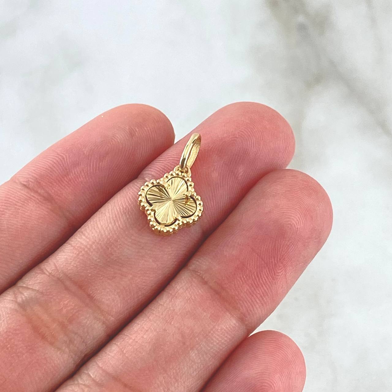 Dije Trébol VCyA 1.4gr / 1.8cm / 10mm Diamantado Punteado Oro Amarillo 18K