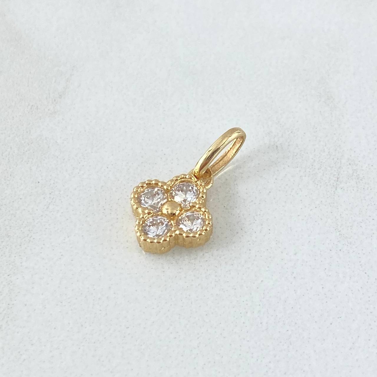 Dije Flor Trébol 1.15gr / 1.5cm / 9mm Circones Blancos Oro Amarillo 18K