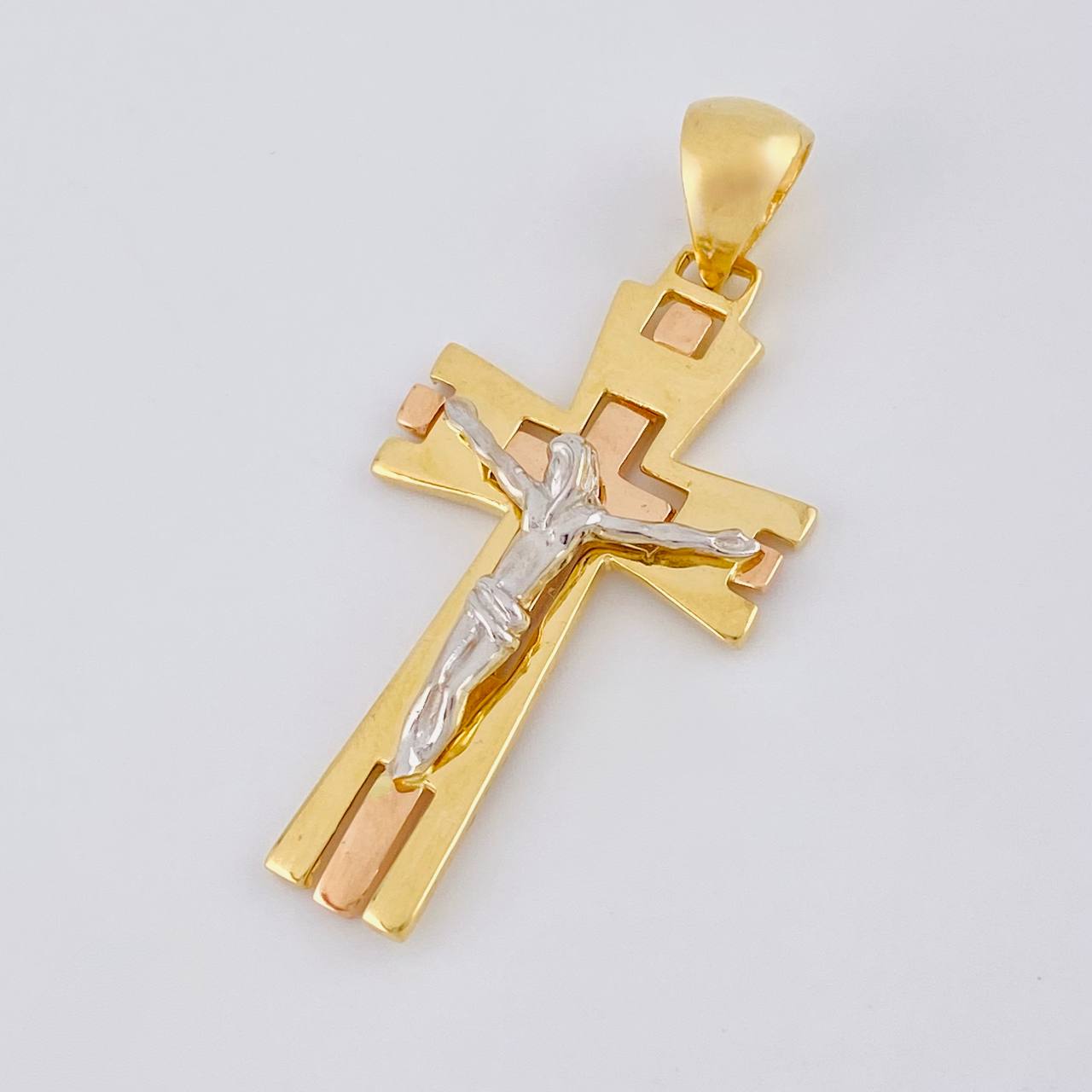Pendant Christ 6g / 1 3/4 in Three Golds 18K