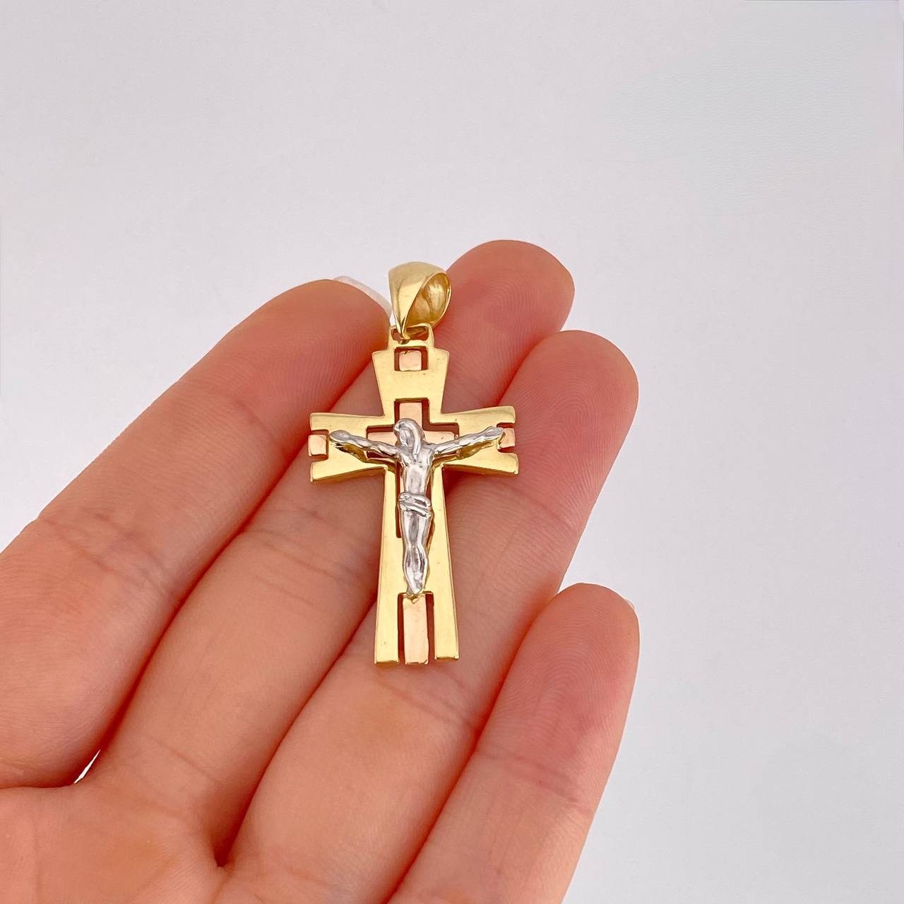 Pendant Christ 6g / 1 3/4 in Three Golds 18K