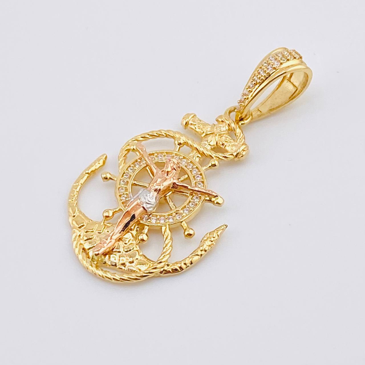 Dije Ancla Timón Cristo 6gr / 1 3/4 in / Tres Oros 18K *