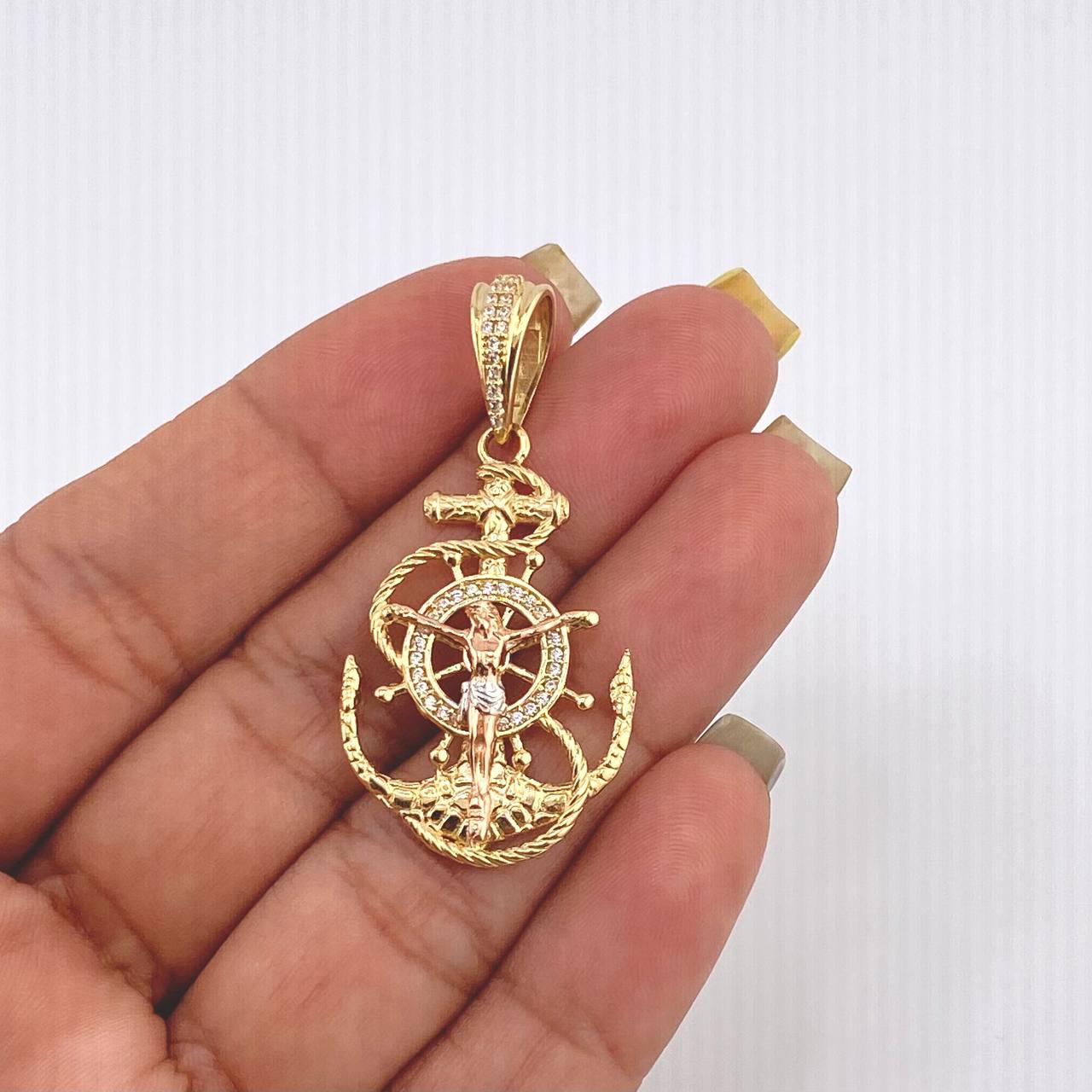 Dije Ancla Timón Cristo 6gr / 1 3/4 in / Tres Oros 18K *