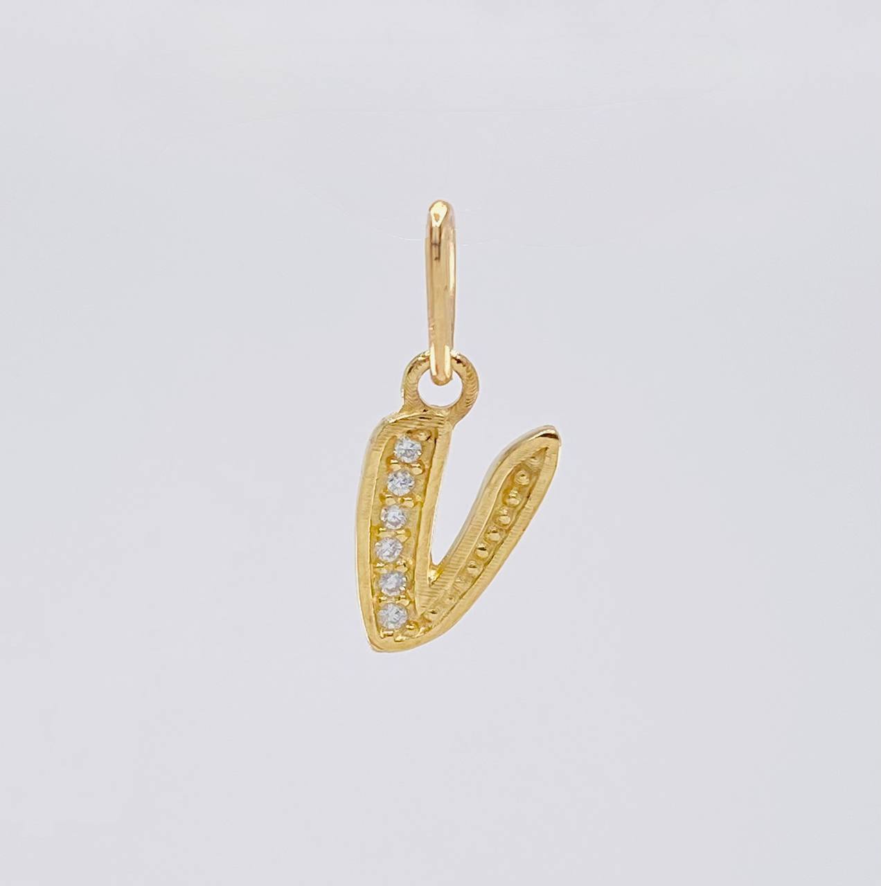 Dije Letra V Cursiva 0.7 g / 1 in Oro Amarillo 18K