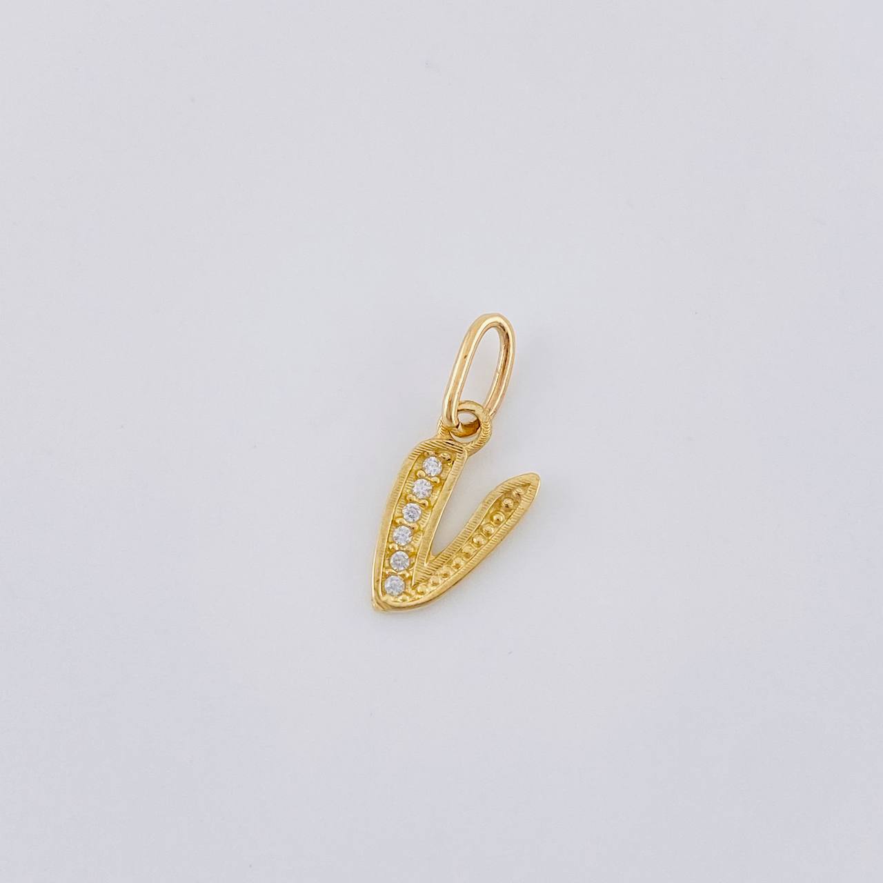 Dije Letra V Cursiva 0.6 g / 1 in Oro Amarillo 18K
