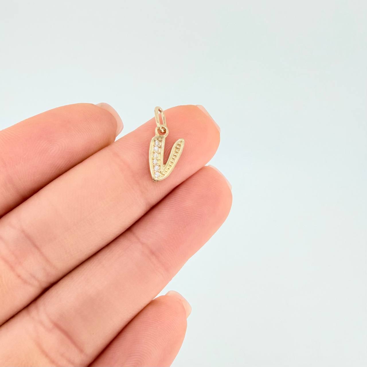 Dije Letra V Cursiva 0.6 g / 1 in Oro Amarillo 18K