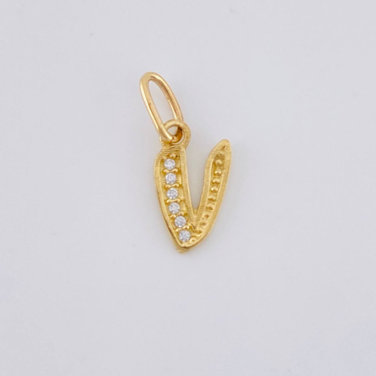 Dije Letra V Cursiva 0.7 g / 1 in Oro Amarillo 18K