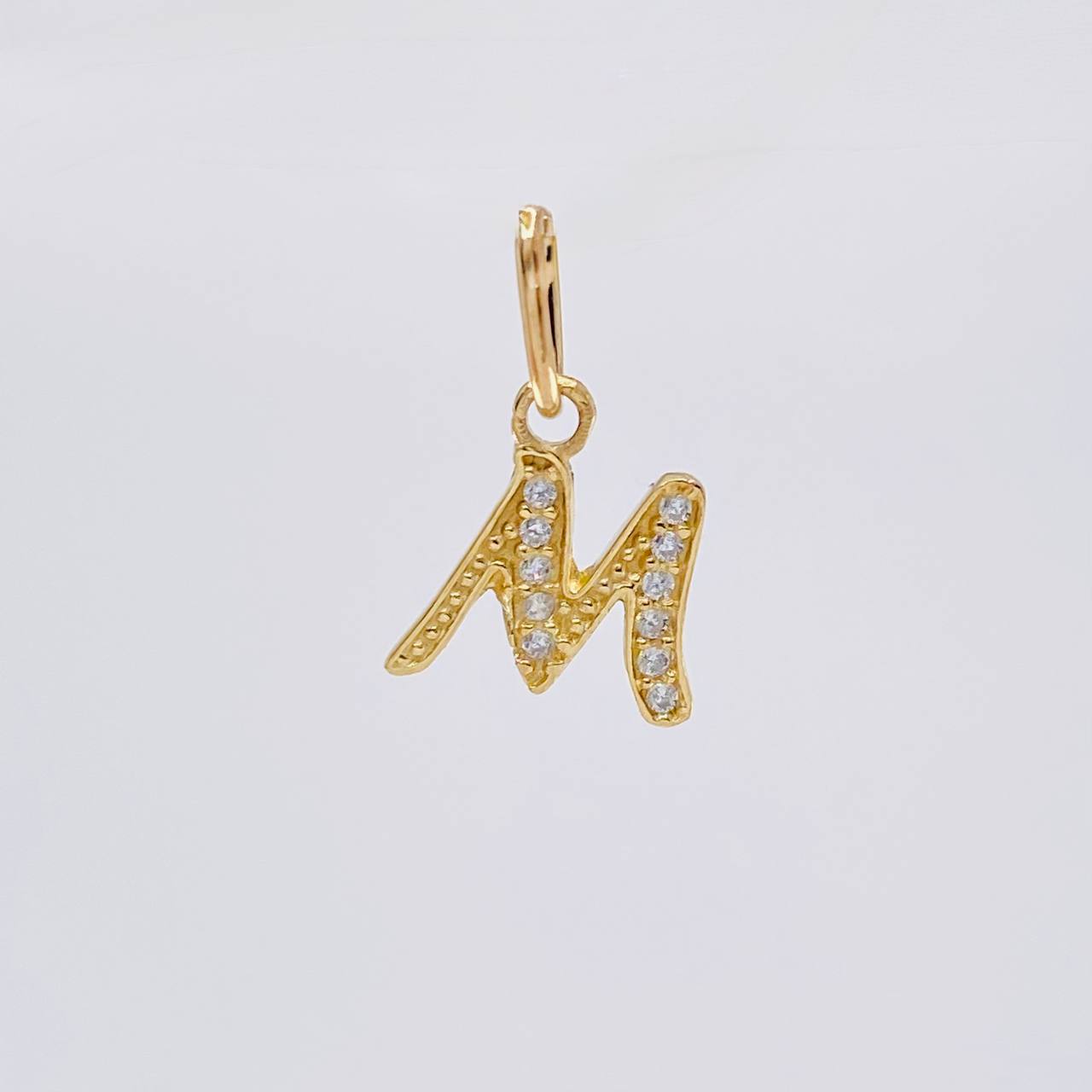 Dije Letra M Cursiva 0.7 g / 1 in Oro Amarillo 18K