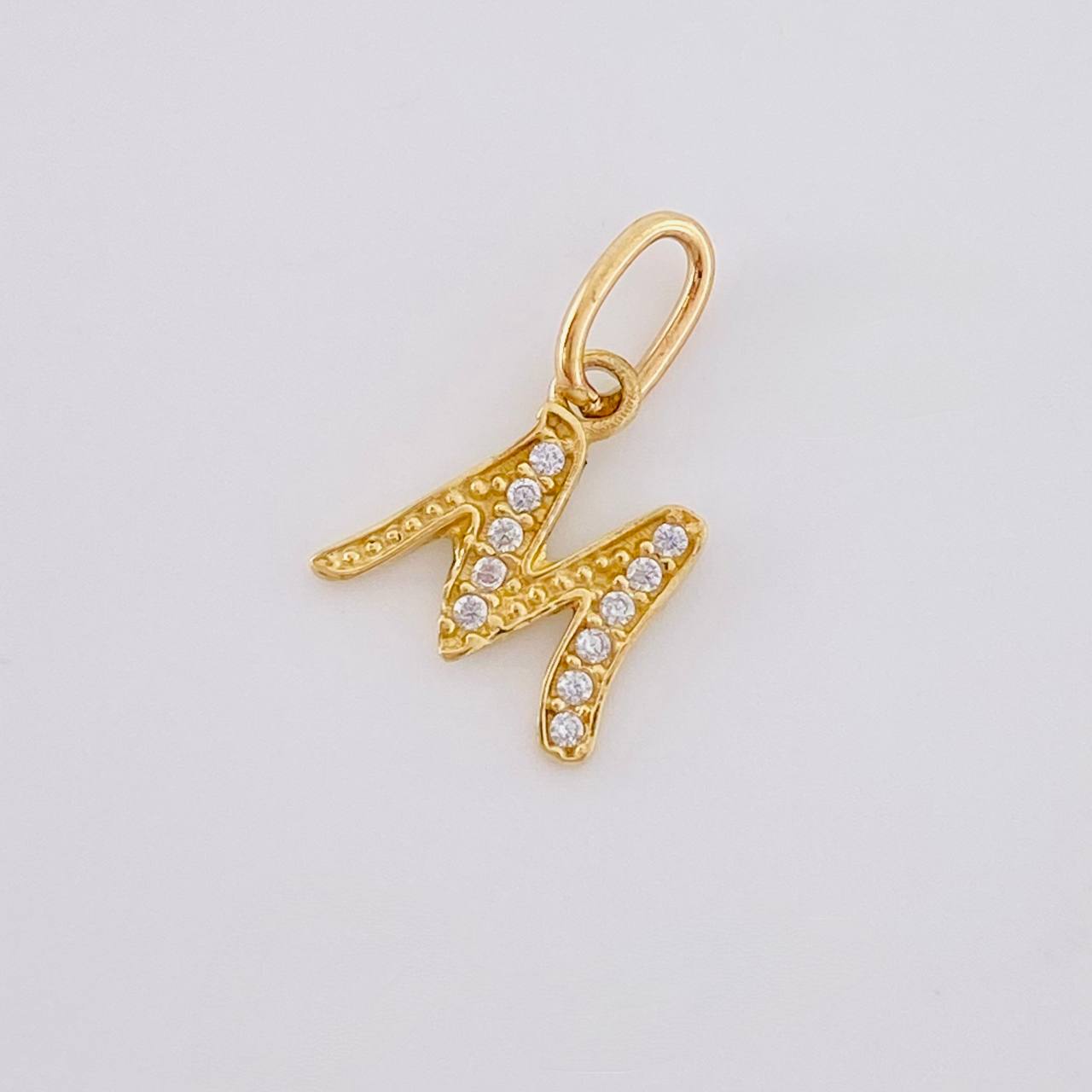 Dije Letra M Cursiva 0.7 g / 1 in Oro Amarillo 18K