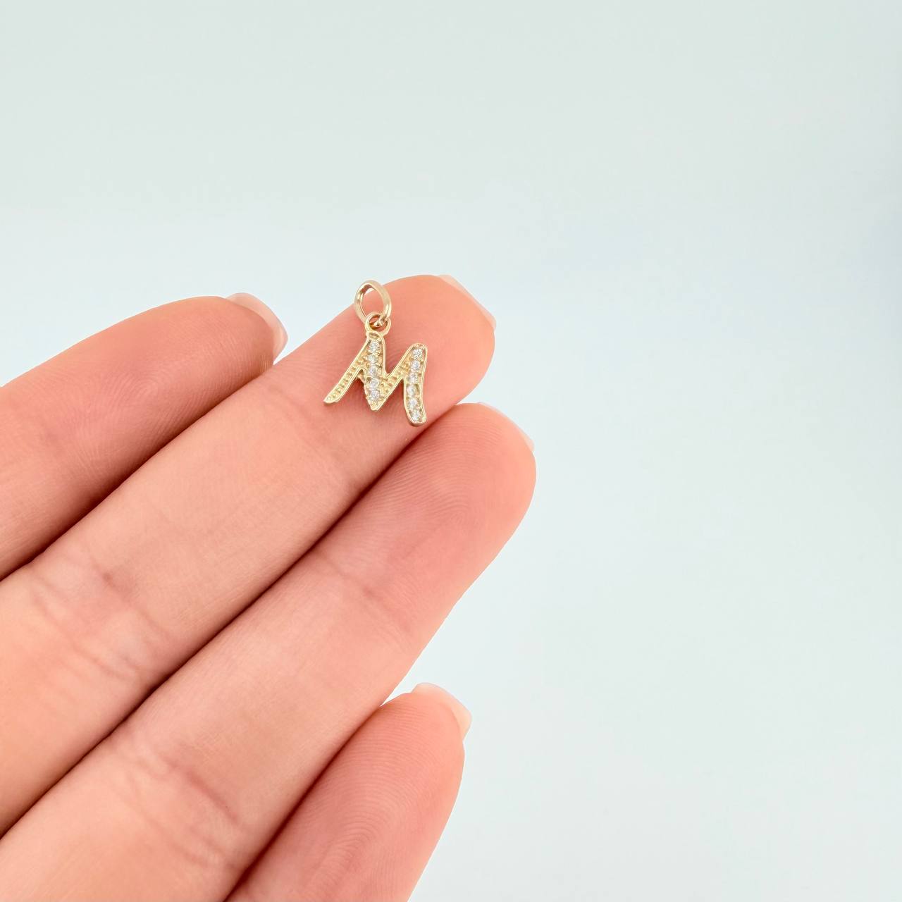 Dije Letra M Cursiva 0.7 g / 1 in Oro Amarillo 18K