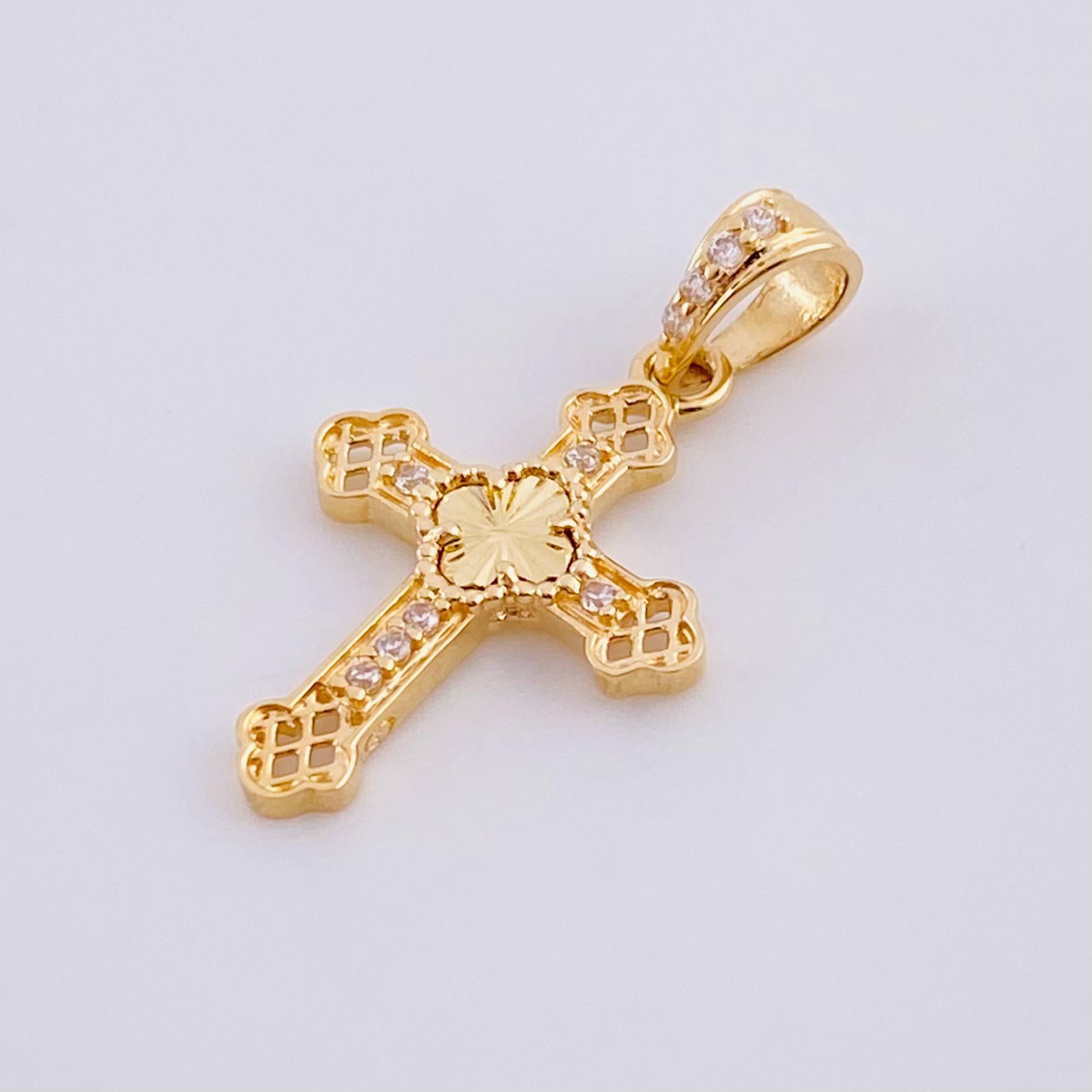Dije Cruz Trebol Diamantado 1.1g / 1 in Oro Amarillo 18K