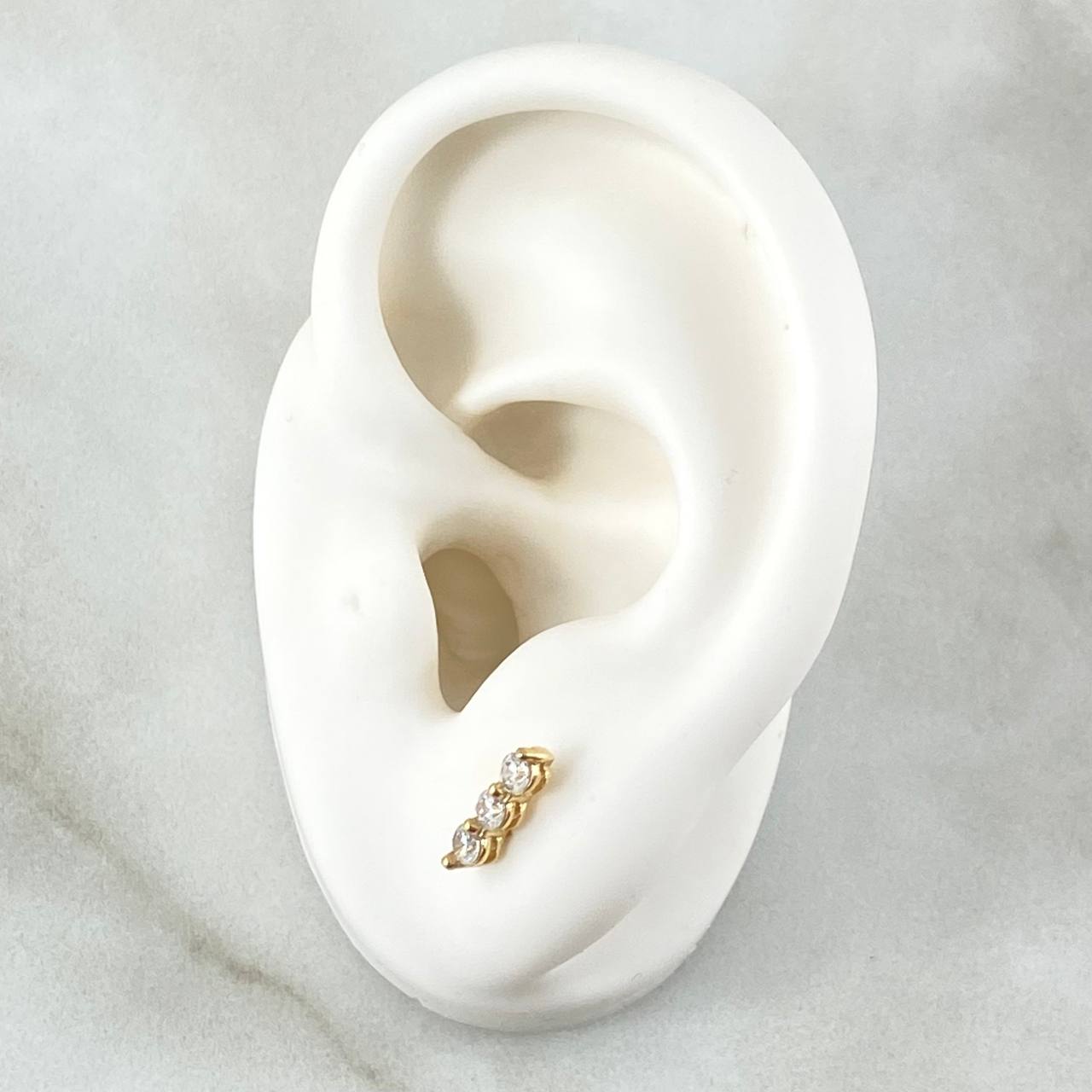 Topos Hilera Triple 1.15gr / 9mm Circones Blancos Broche Mariposa Oro Amarillo 18K