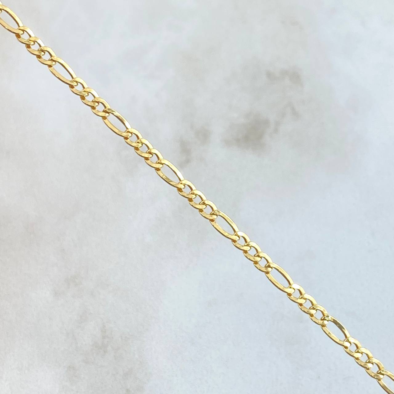 Pulso Figaro 1.45gr / 7 1/4 in / 2.4mm Oro Amarillo +1 18K