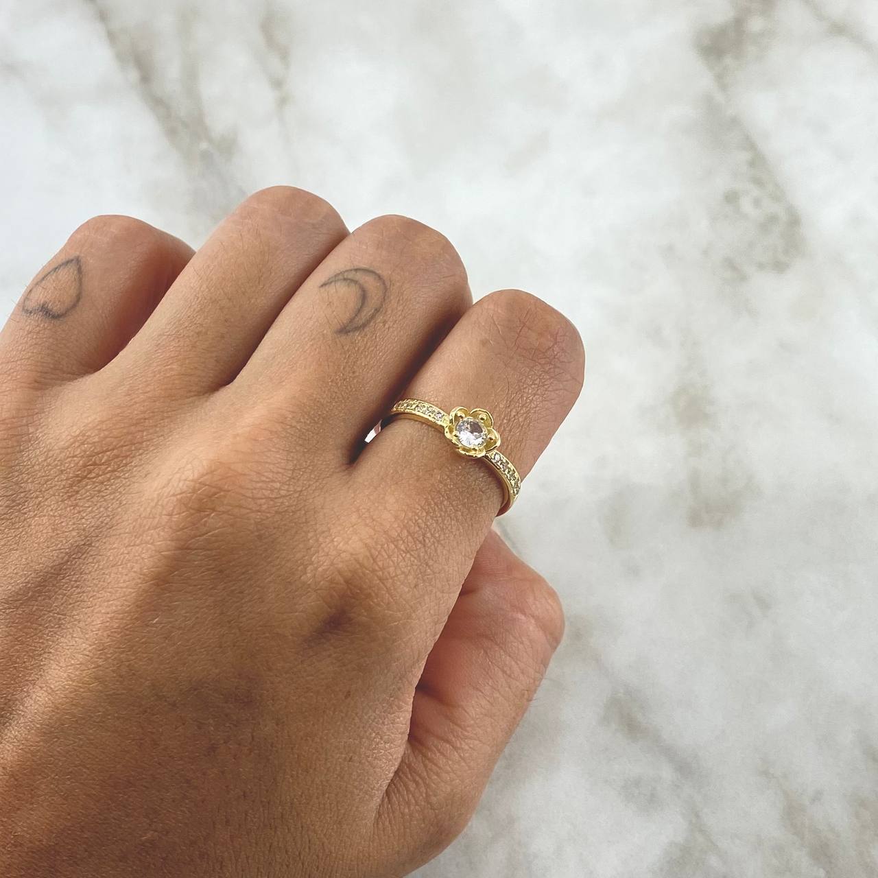Tulip Flower Ring 2.75gr / Size 7 3/4 / White Zircons 18K Yellow Gold *
