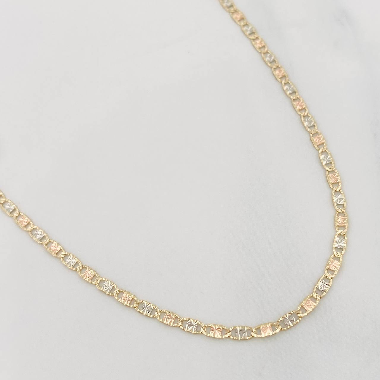 Cadena Escalera Plana Diamantada 2.95g / 18 in / 2.47mm Tres Oros 18K