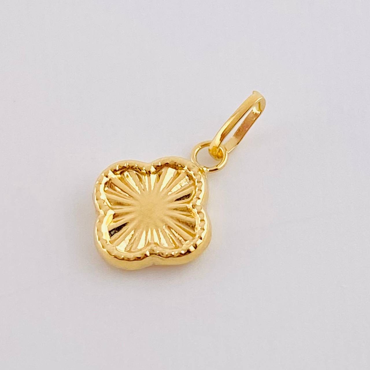 Dije Trebol Dorado 0.35gr / 1/2 in / Oro Amarillo 18K