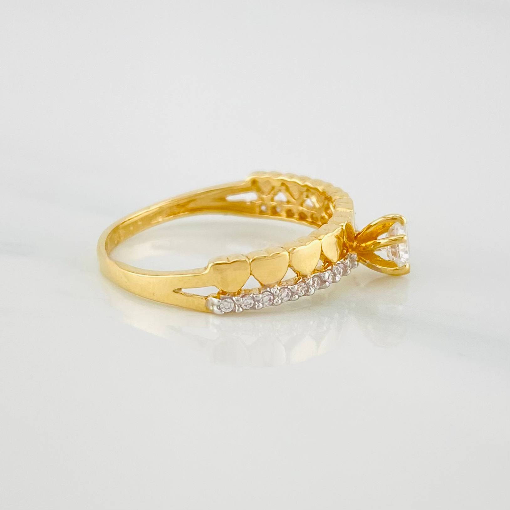 Anillo Solitario Carril Corazones 2.3 g / T6 1/2 Dos Oros Amarillo Blanco 18K