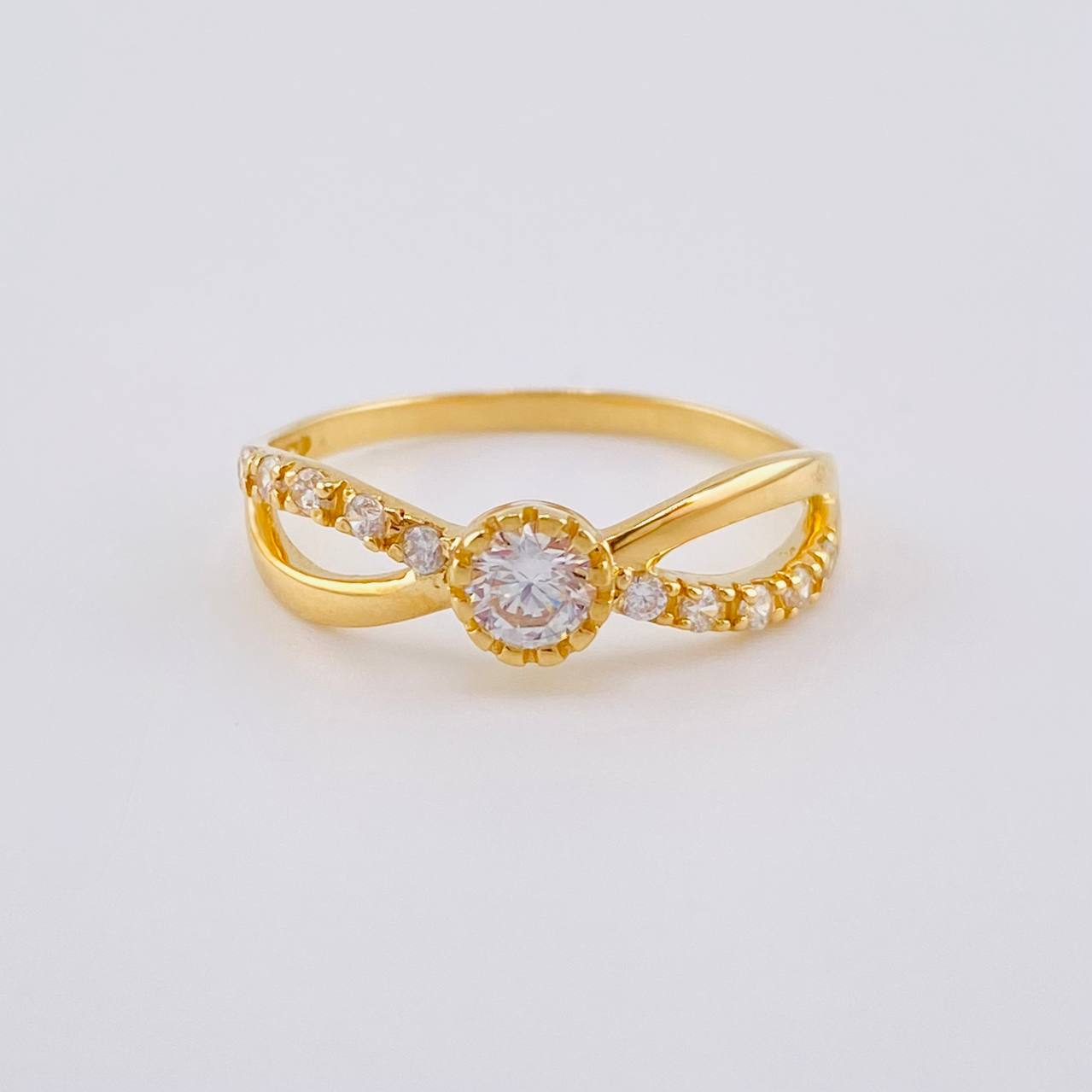 Intertwined Solitaire Ring 2.15 g / T7 3/4 Yellow Gold 18K