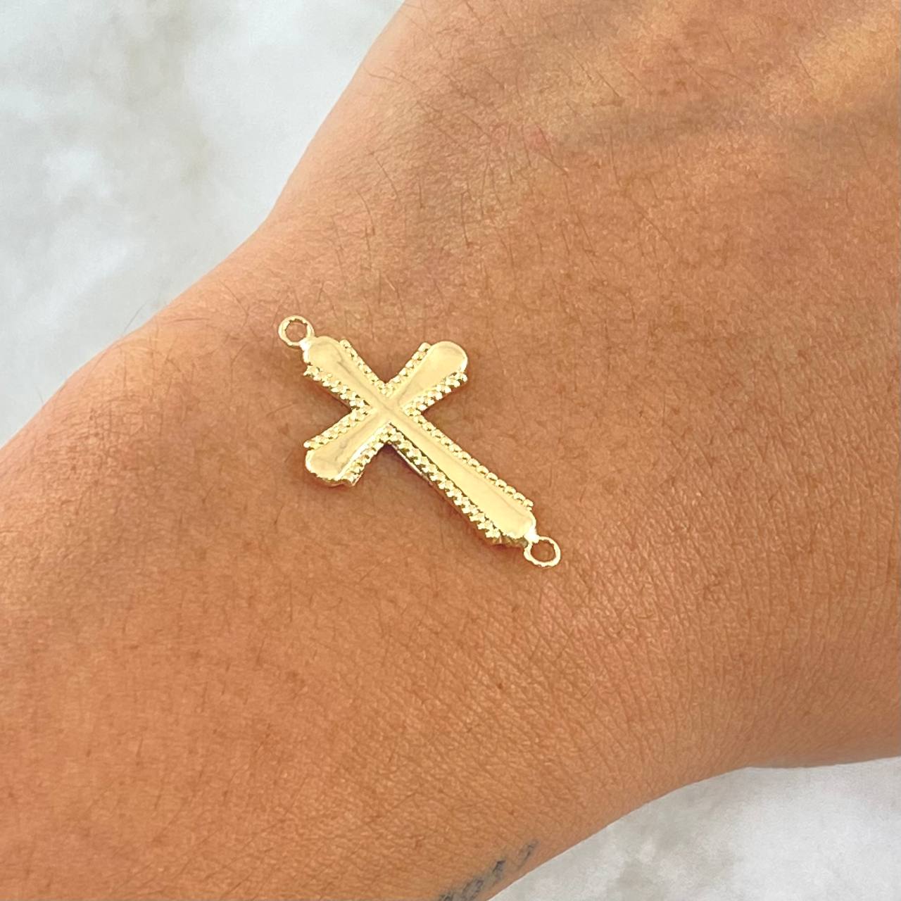 Charm Cross Edged 0.85gr / 2.3cm / 18K Yellow Gold