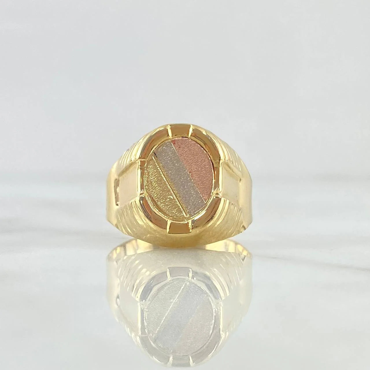 Anillo Sello Ovalo Con Marco 3.75 g / T9 3/4 Tres Oros 18K