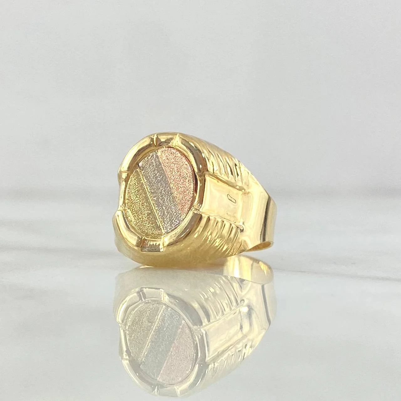 Anillo Sello Ovalo Con Marco 3.75 g / T9 3/4 Tres Oros 18K