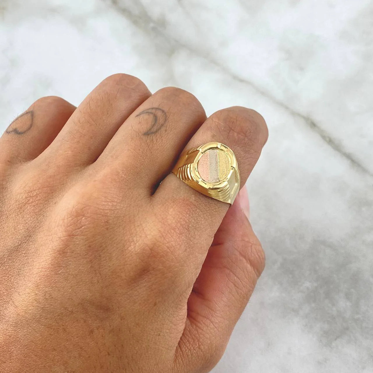 Anillo Sello Ovalo Con Marco 3.6 g / T11 Tres Oros 18K
