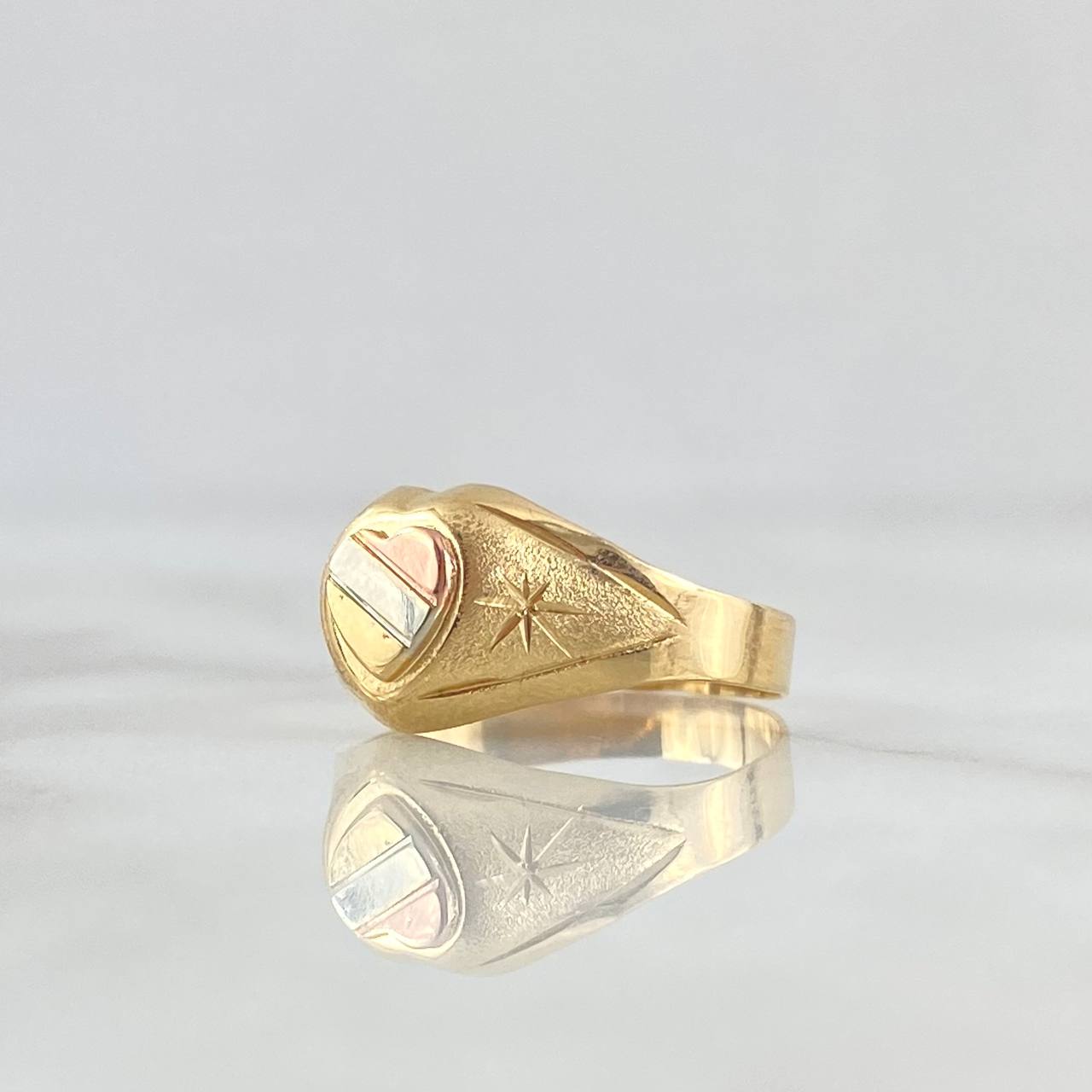 Heart Signet Ring 1.6gr / Size 4 / 18K Gold ©