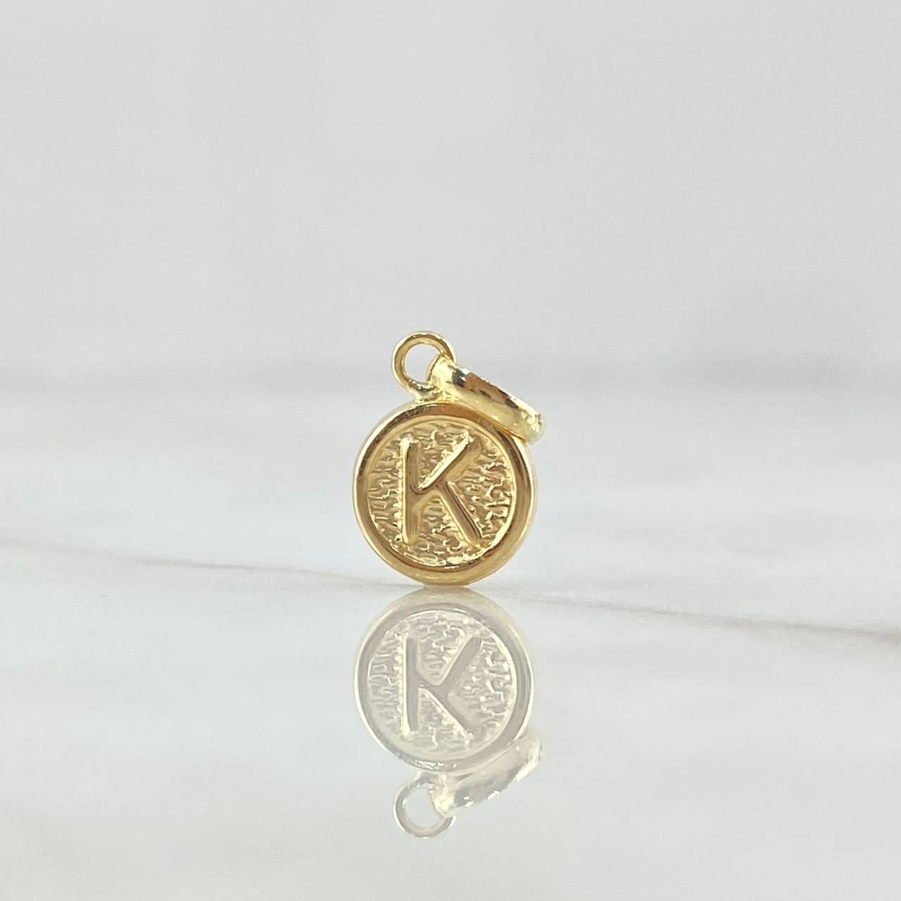 Dije Letra K 0.4gr / 1.5cm / Circulo Texturizado Rustico Oro Amarillo 18K