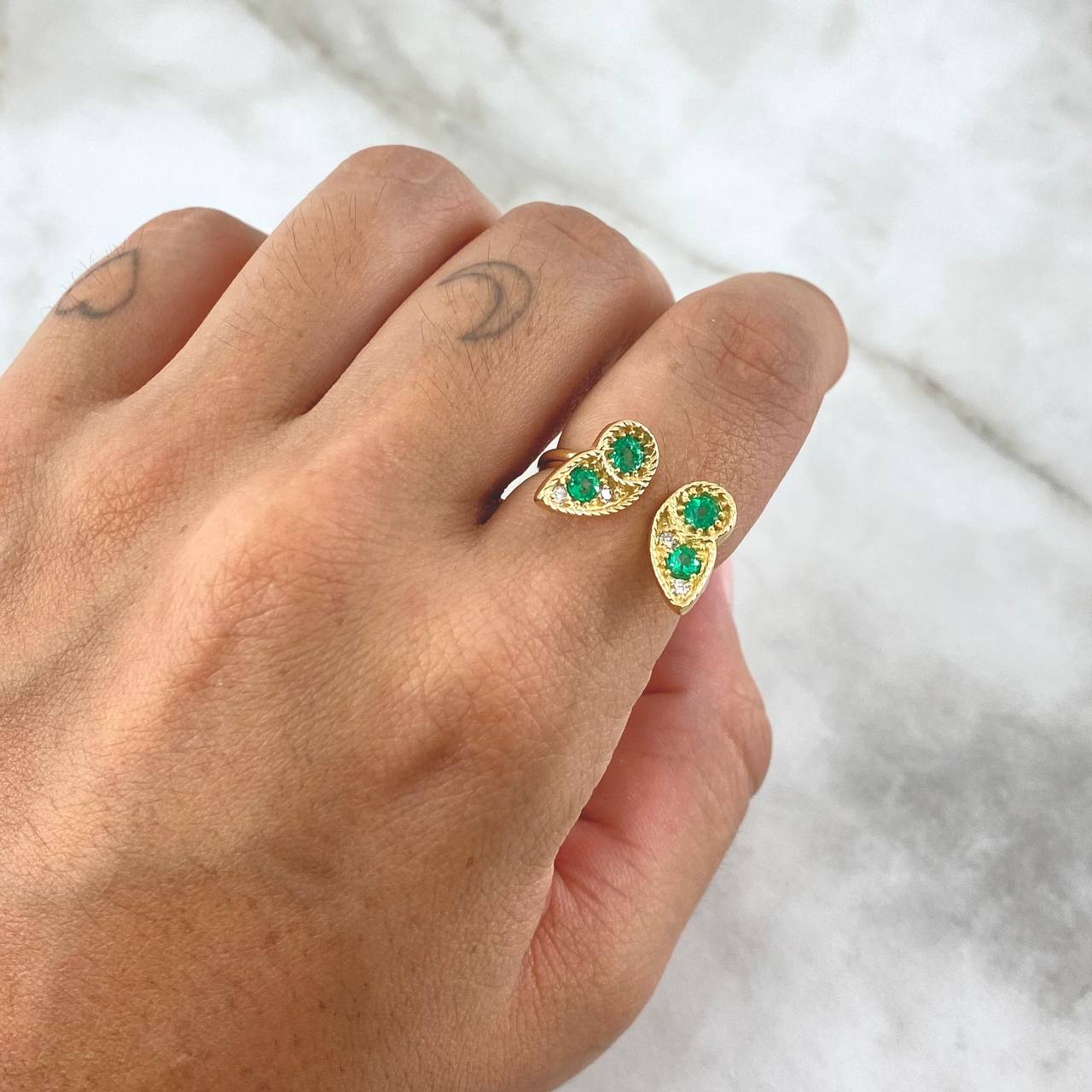 Split Butterfly Ring 3.45gr / Size 7 / Emeralds 48pts - White Diamonds 08pts 18K Yellow Gold (Jewel) *