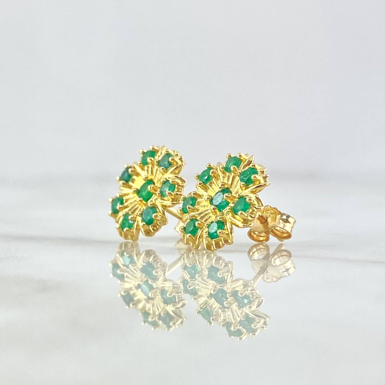 Stud Earrings Flor Siete Pétalos 4.15gr / 1.3cm / Esmeraldas 77pts Oro Amarillo 18K (Jewel) *
