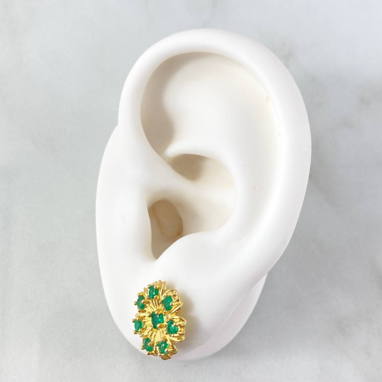Stud Earrings Flor Siete Pétalos 4.15gr / 1.3cm / Esmeraldas 77pts Oro Amarillo 18K (Jewel) *